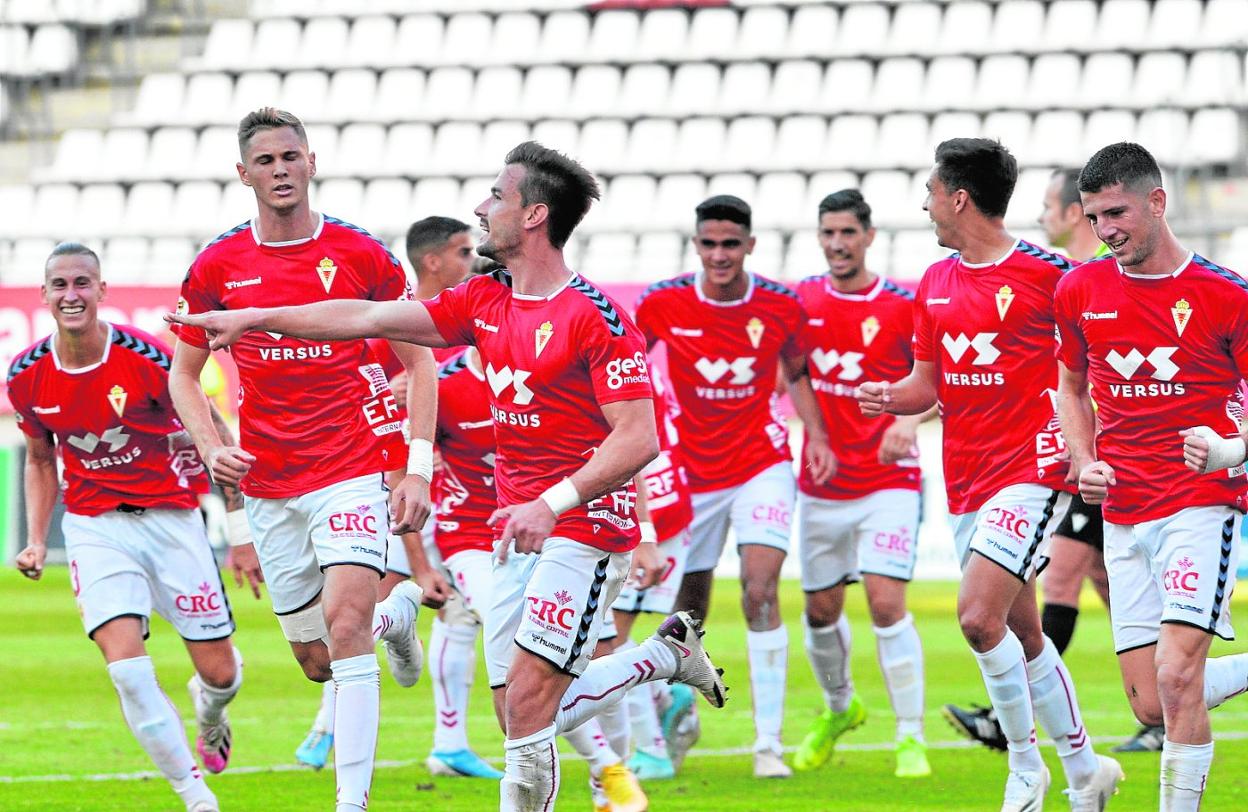 Chumbi celebra con sus compañeros el primer gol del Real Murcia esta temporada. 