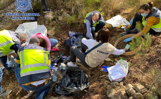 Investigadores del caso sacan del monte los restos del presunto traficante asesinado en Moratalla. 