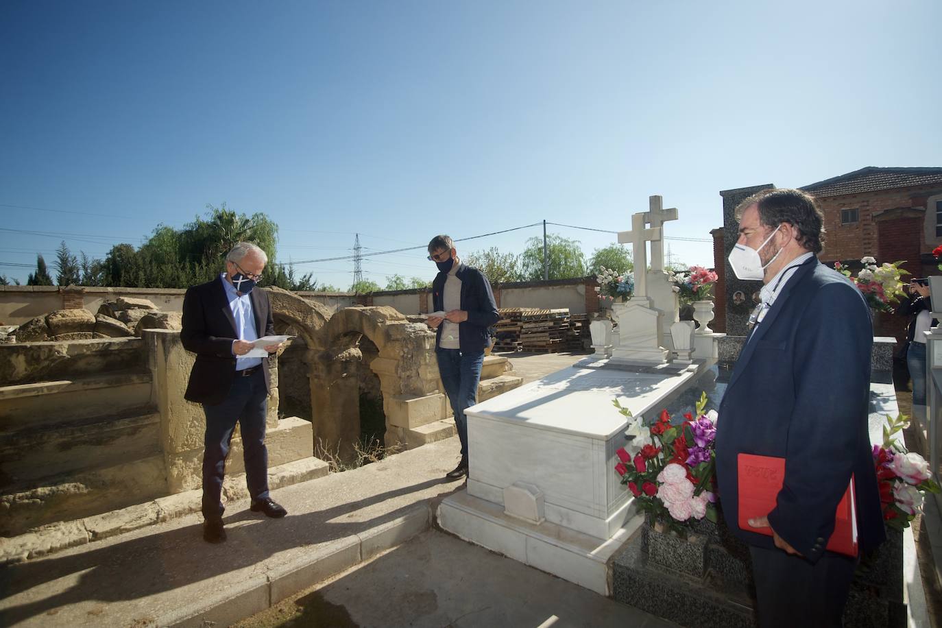 Fotos: Presentación de la guia &#039;Otros murcianos. Huella de la europeizacion&#039; en el cementerio Nuetro Padre Jesus de Murcia