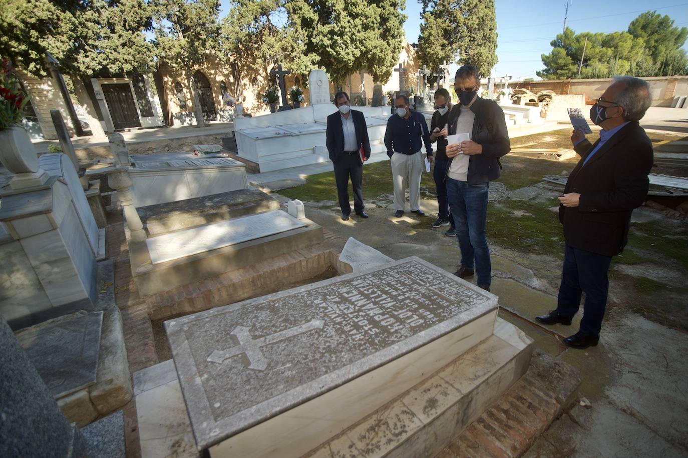 Fotos: Presentación de la guia &#039;Otros murcianos. Huella de la europeizacion&#039; en el cementerio Nuetro Padre Jesus de Murcia