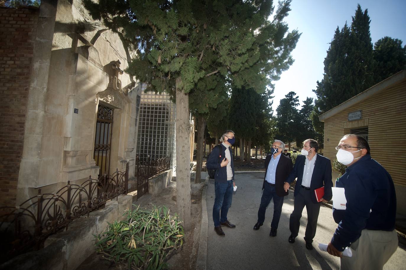 Fotos: Presentación de la guia &#039;Otros murcianos. Huella de la europeizacion&#039; en el cementerio Nuetro Padre Jesus de Murcia