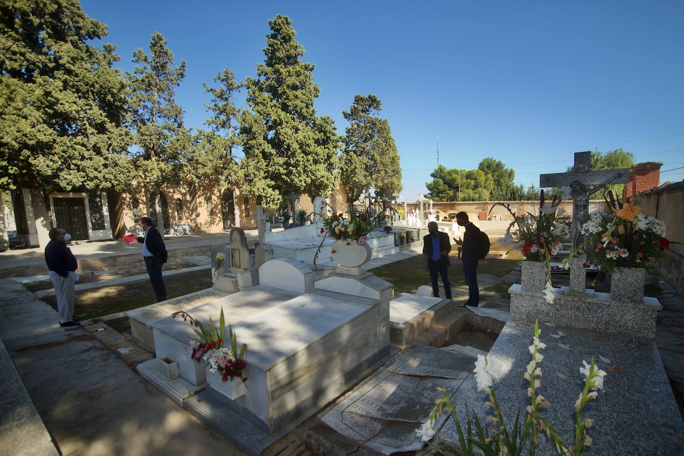 Fotos: Presentación de la guia &#039;Otros murcianos. Huella de la europeizacion&#039; en el cementerio Nuetro Padre Jesus de Murcia