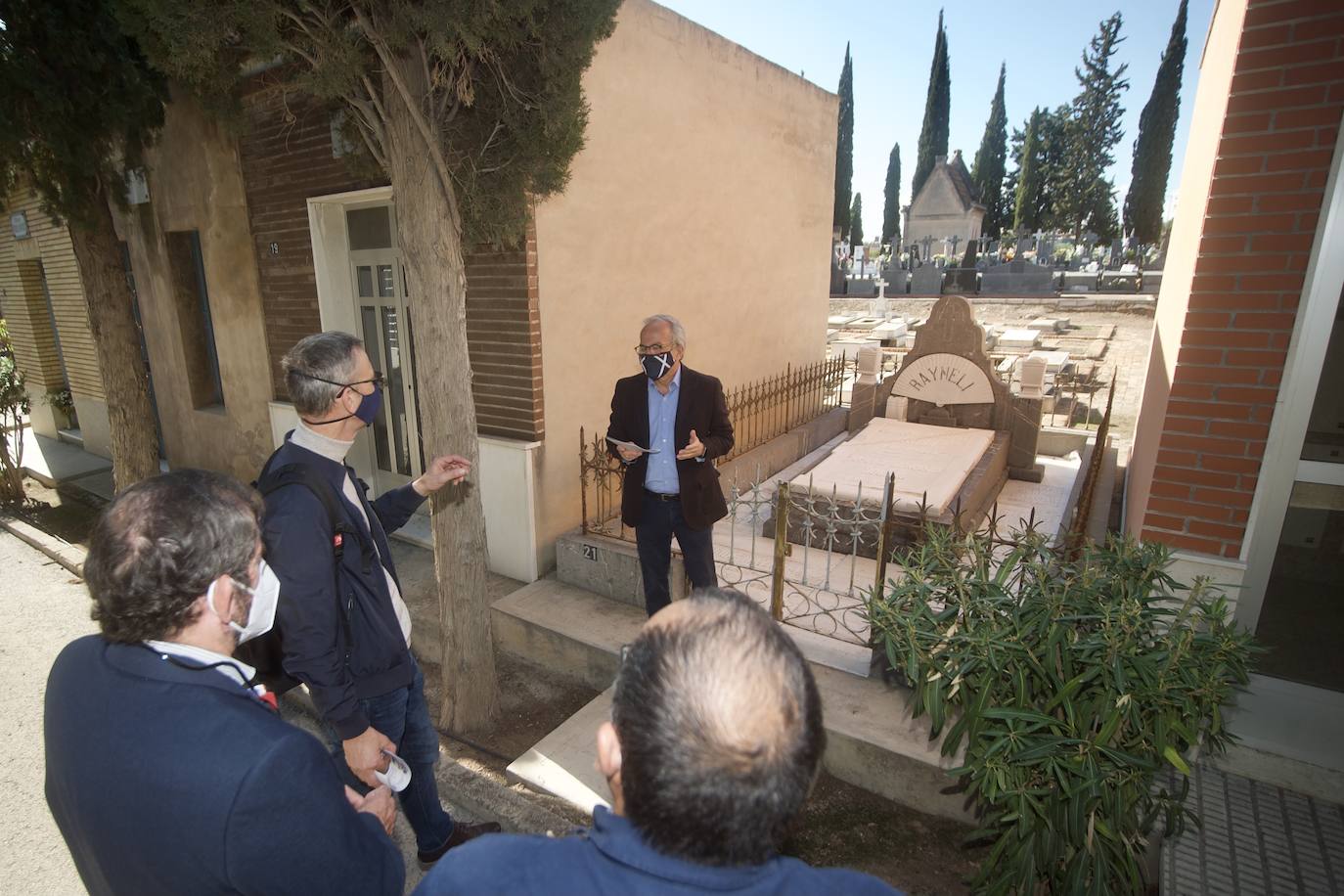 Fotos: Presentación de la guia &#039;Otros murcianos. Huella de la europeizacion&#039; en el cementerio Nuetro Padre Jesus de Murcia