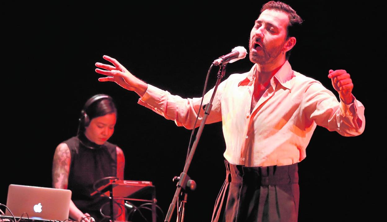 Vicente Navarro durante su actuación en el Teatro Bernal de El Palmar (Murcia). 