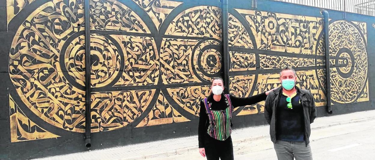 La concejal de Cultura de Blanca, Sole Ríos, y el pedáneo de La Estación, Ernesto Ortega, ante el mural ganador de Elige Chose. 