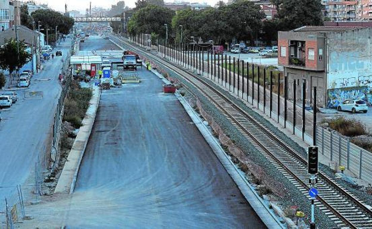 Estado de las obras de soterramiento de las vías del tren a su paso por Santiago El Mayor, visto desde el puente de Ronda Sur.