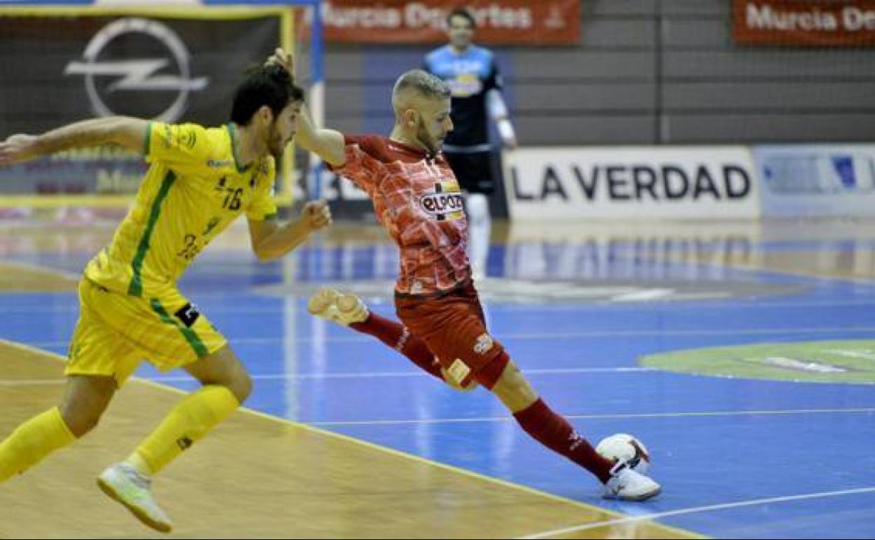 Miguelín dispara un balón en un encuentro de la temporada pasada contra el Jaén.