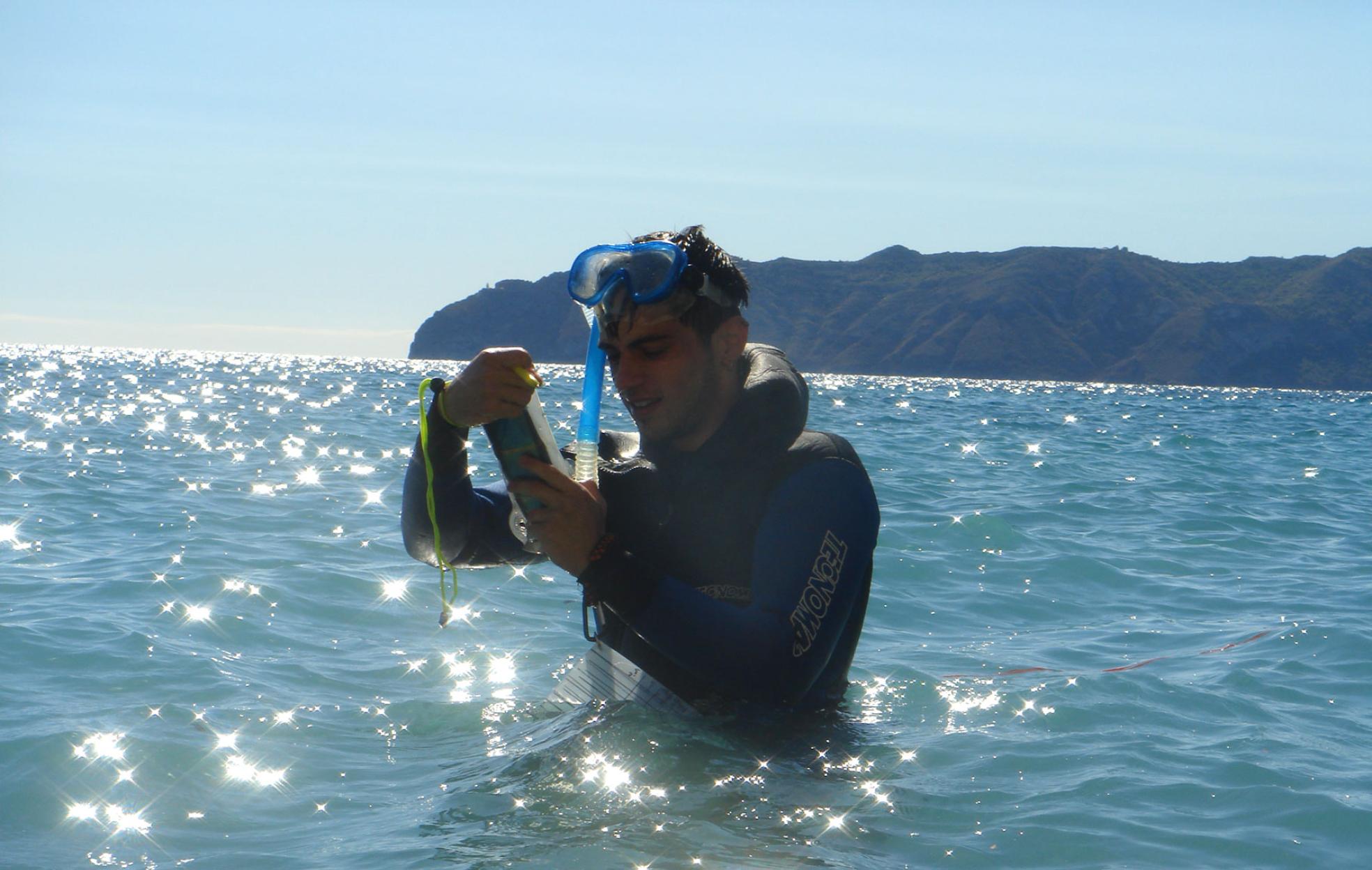 Pedro Escudero observando datos tras una inmersión de muestreo. 