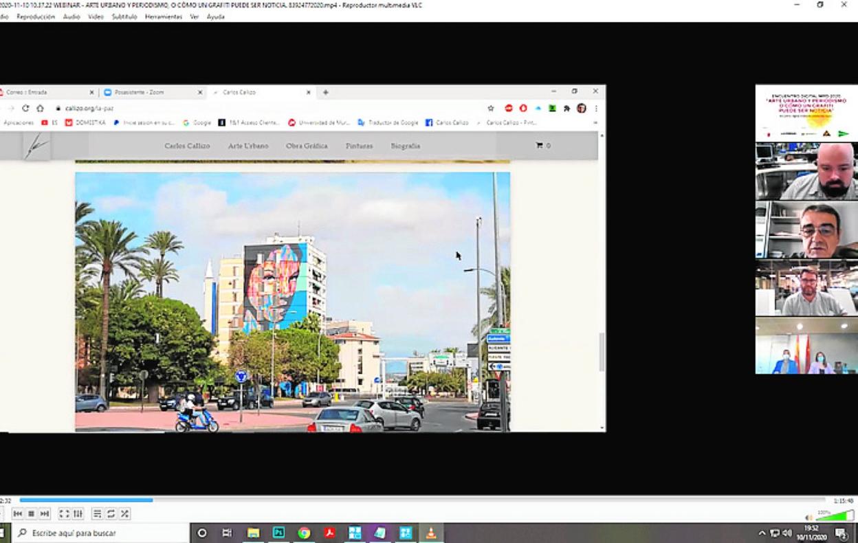 Carlos Callizo muestra su obra en el barrio de La Paz ayer. 