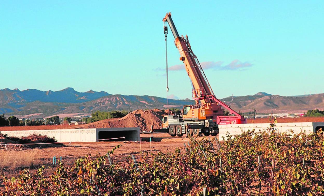 Máquinas trabajando en el tramo de autovía de Yecla. 