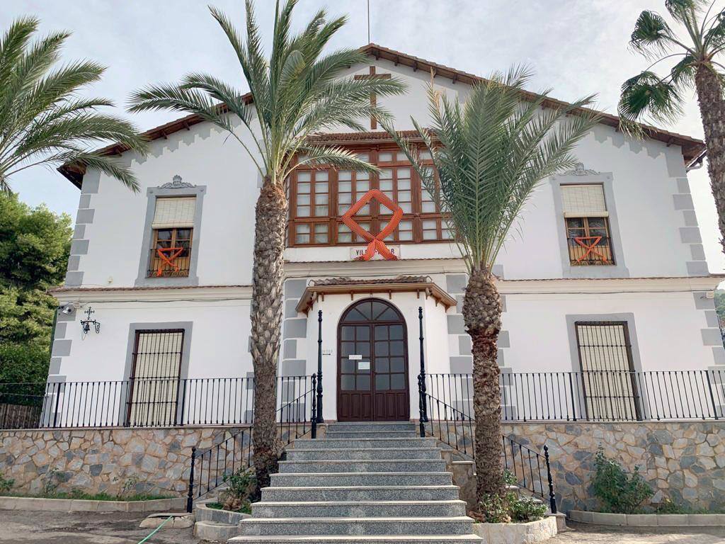 Lazo naranja en la fachada del colegio Villa Pilar, en Santo Ángel.