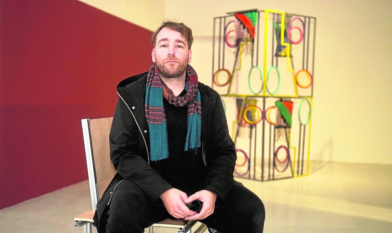 Lorenzo Sandoval, ayer, con una de sus obras. 