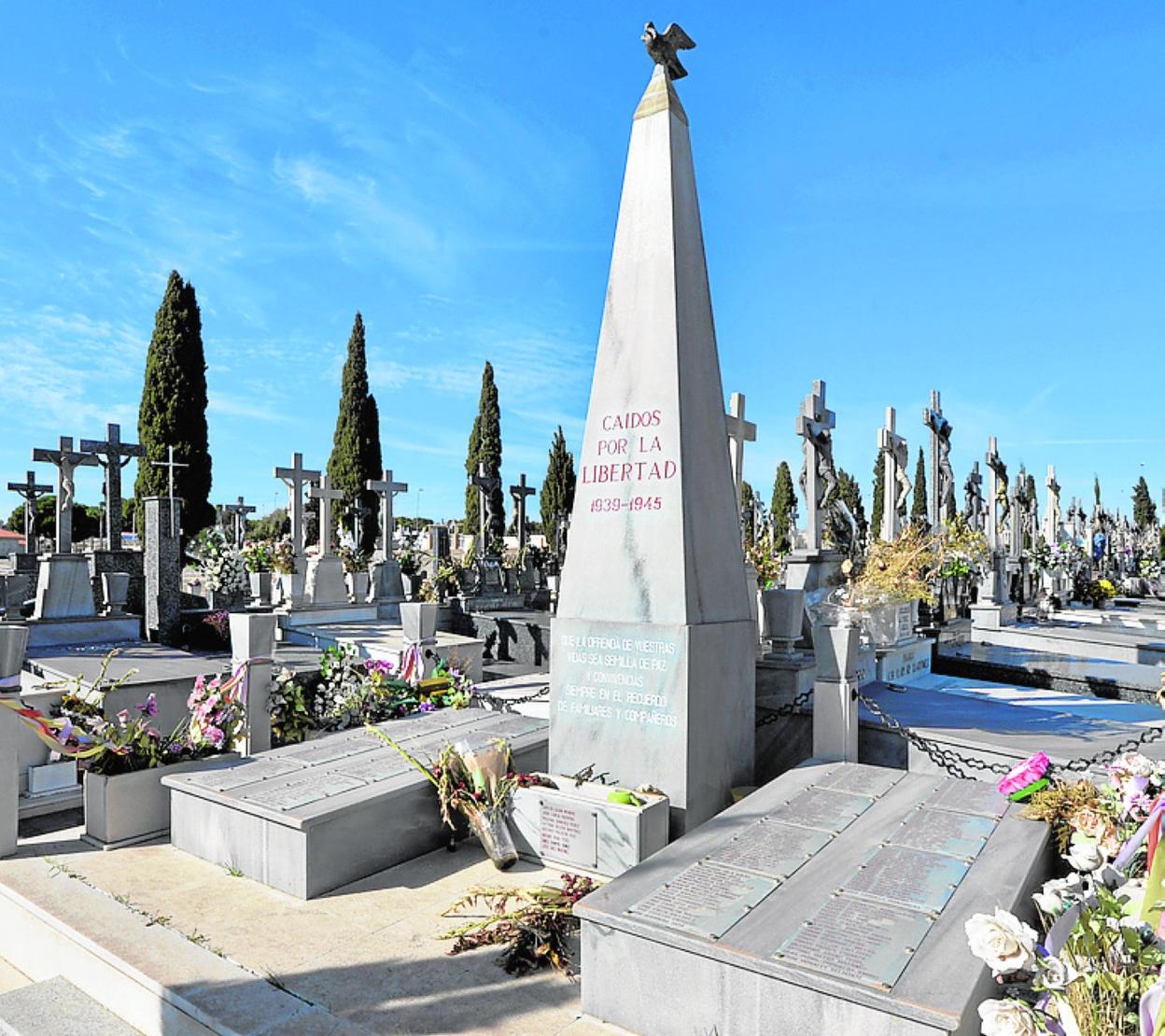 Espacio del cementerio de Espinardo, en Murcia, dedicado a los 'Caídos por la libertad', en una imagen tomada ayer. 