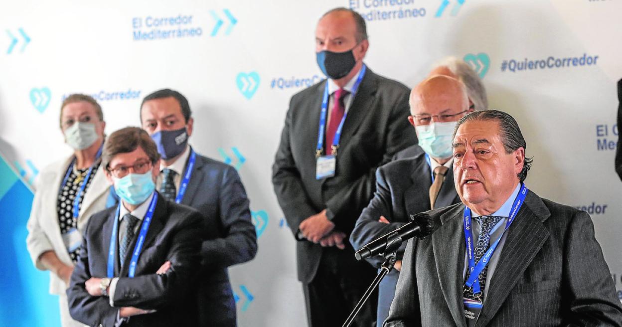 José María Albarracín, tercero por la izquierda, ayer en el acto empresarial celebrado en Valencia. 