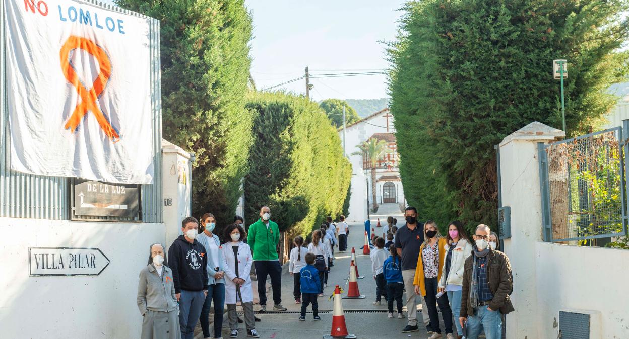 Docentes del colegio Villa Pilar de Santo Ángel, ayer, durante un acto de protesta. 