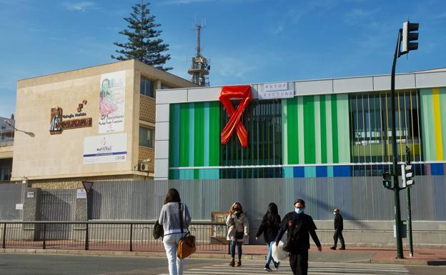 Fachada del colegio Maristas de La Fuensanta, en Murcia, con un lazo naranja contra la 'ley Celaá'. 