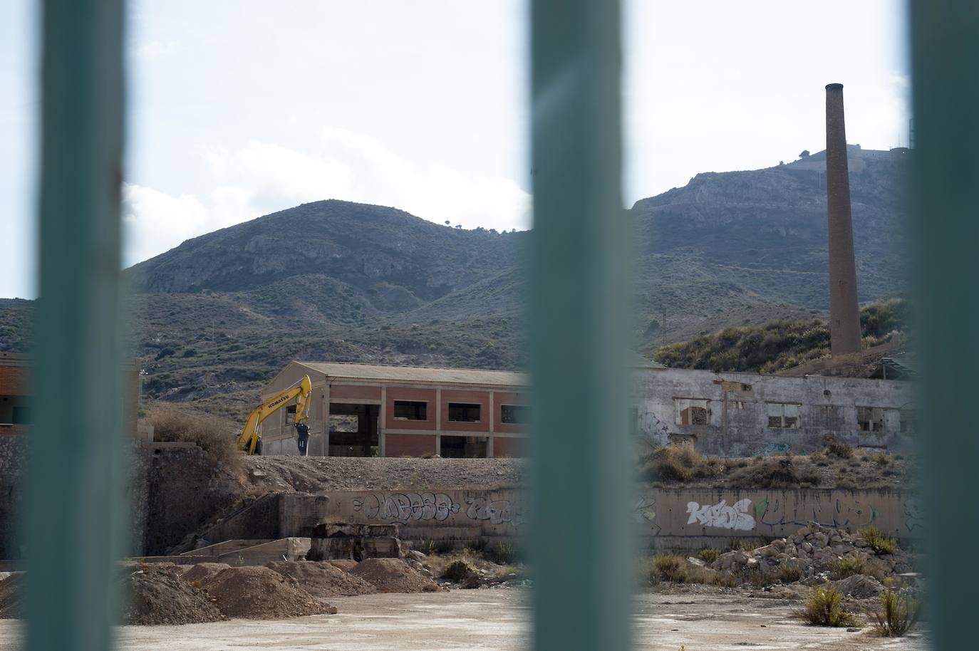 Fotos: Comienza el derribo de instalaciones en la antigua fundición de plomo de Peñarroya