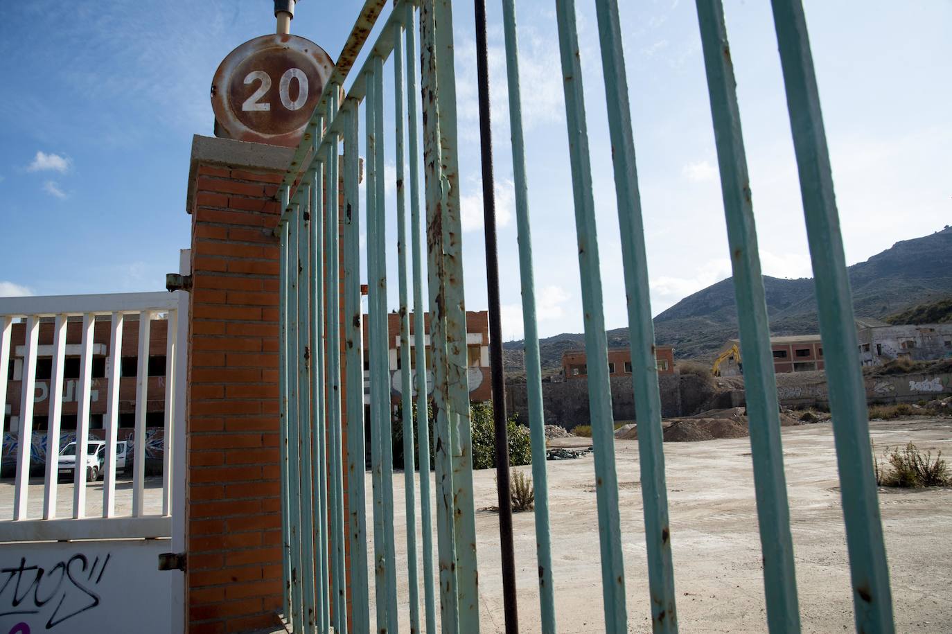 Fotos: Comienza el derribo de instalaciones en la antigua fundición de plomo de Peñarroya