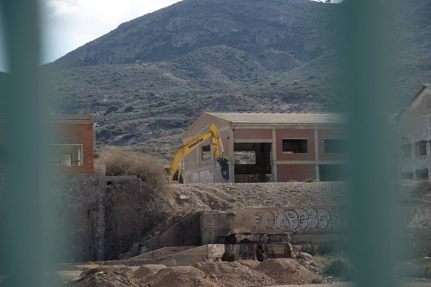 Fotos: Comienza el derribo de instalaciones en la antigua fundición de plomo de Peñarroya