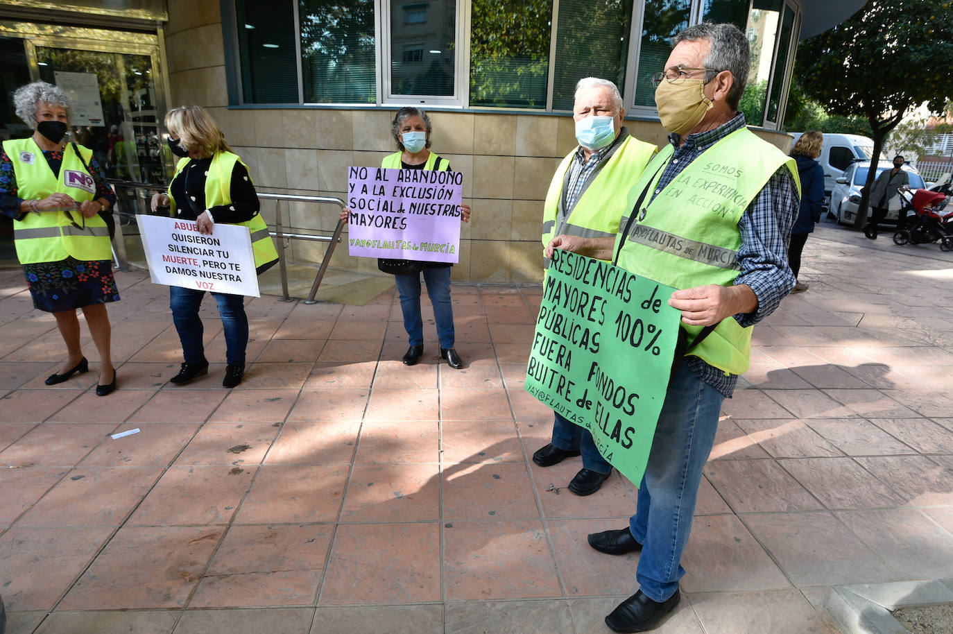 Fotos: Protesta por la Gestión de las Residencias frente a la Consejería de Política Social en Murcia