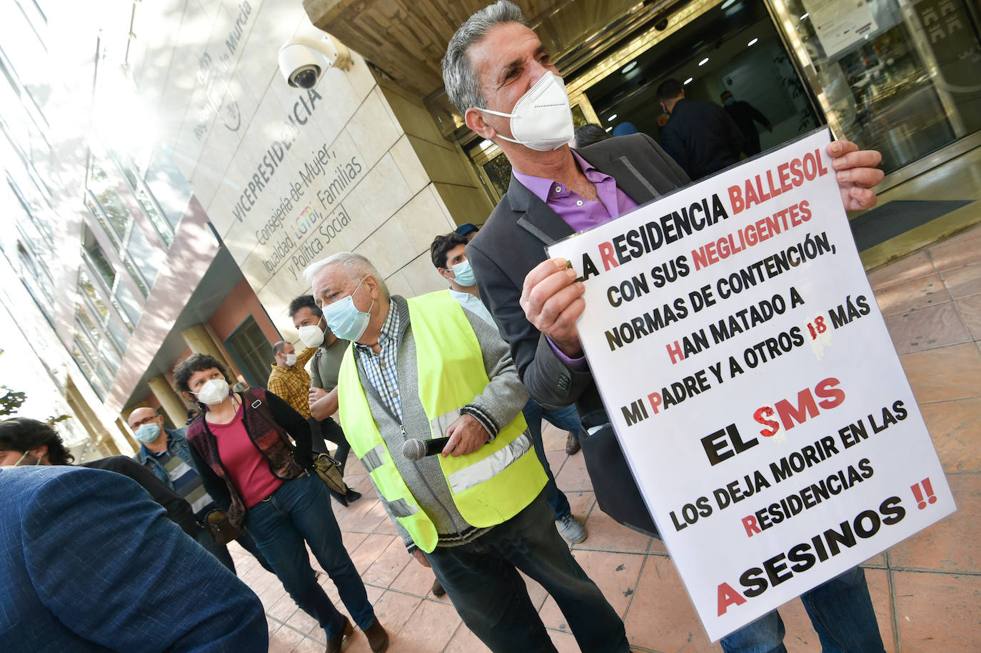 Fotos: Protesta por la Gestión de las Residencias frente a la Consejería de Política Social en Murcia