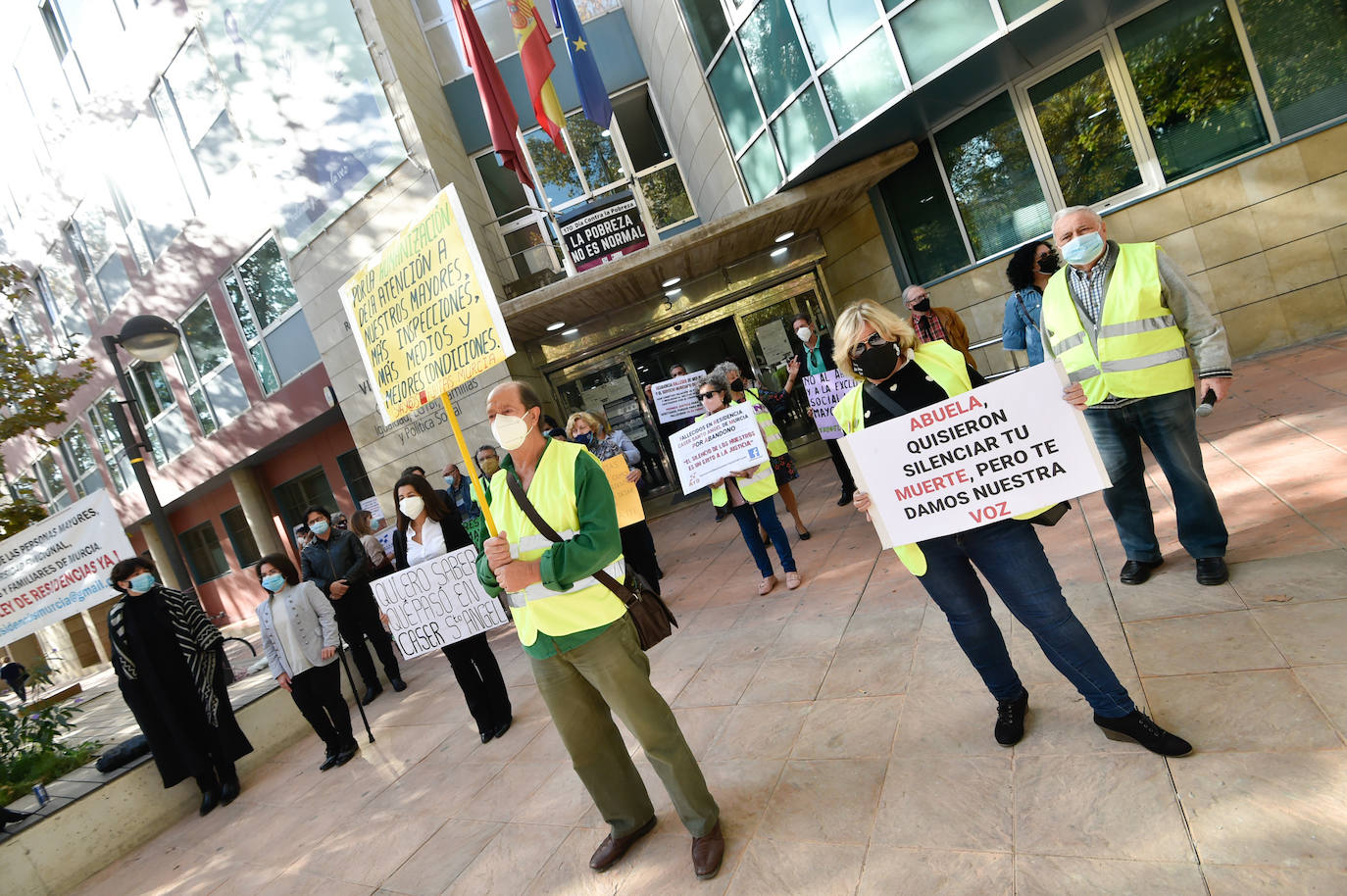 Fotos: Protesta por la Gestión de las Residencias frente a la Consejería de Política Social en Murcia