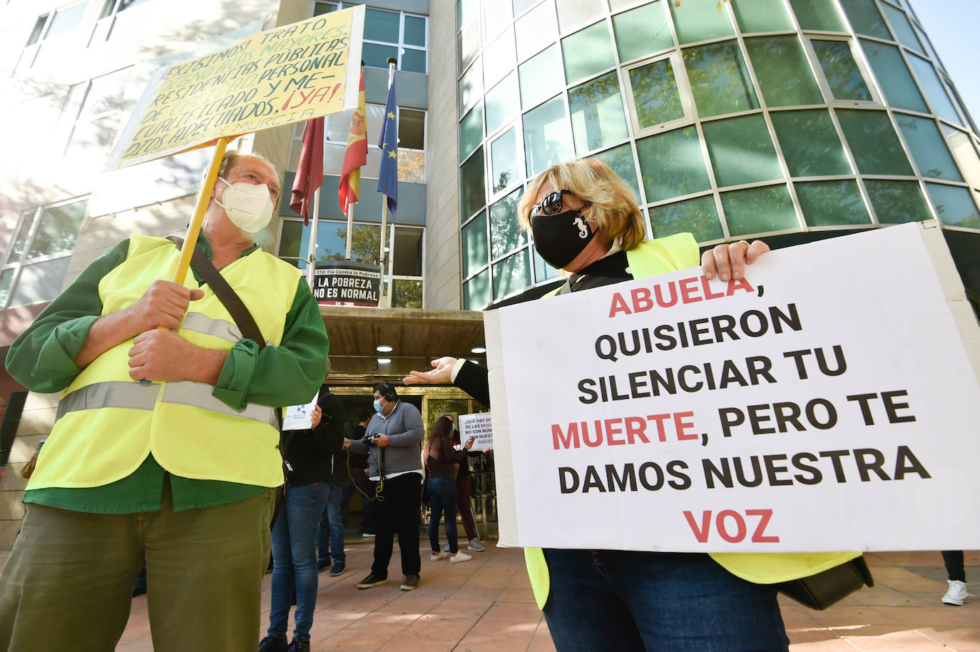 Fotos: Protesta por la Gestión de las Residencias frente a la Consejería de Política Social en Murcia