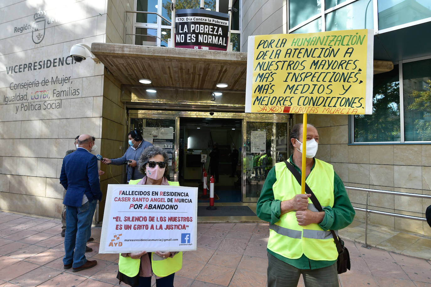 Fotos: Protesta por la Gestión de las Residencias frente a la Consejería de Política Social en Murcia
