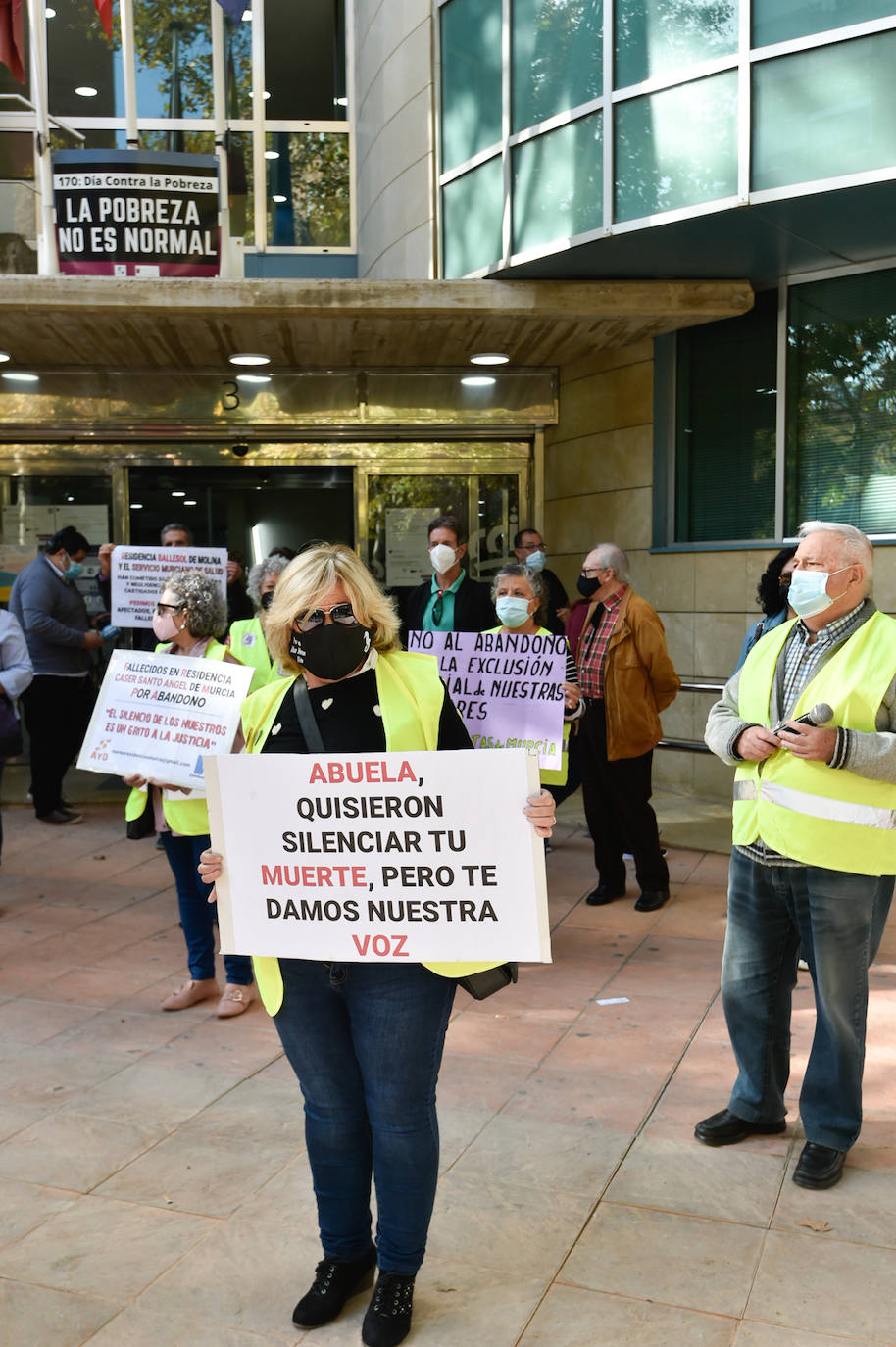 Fotos: Protesta por la Gestión de las Residencias frente a la Consejería de Política Social en Murcia