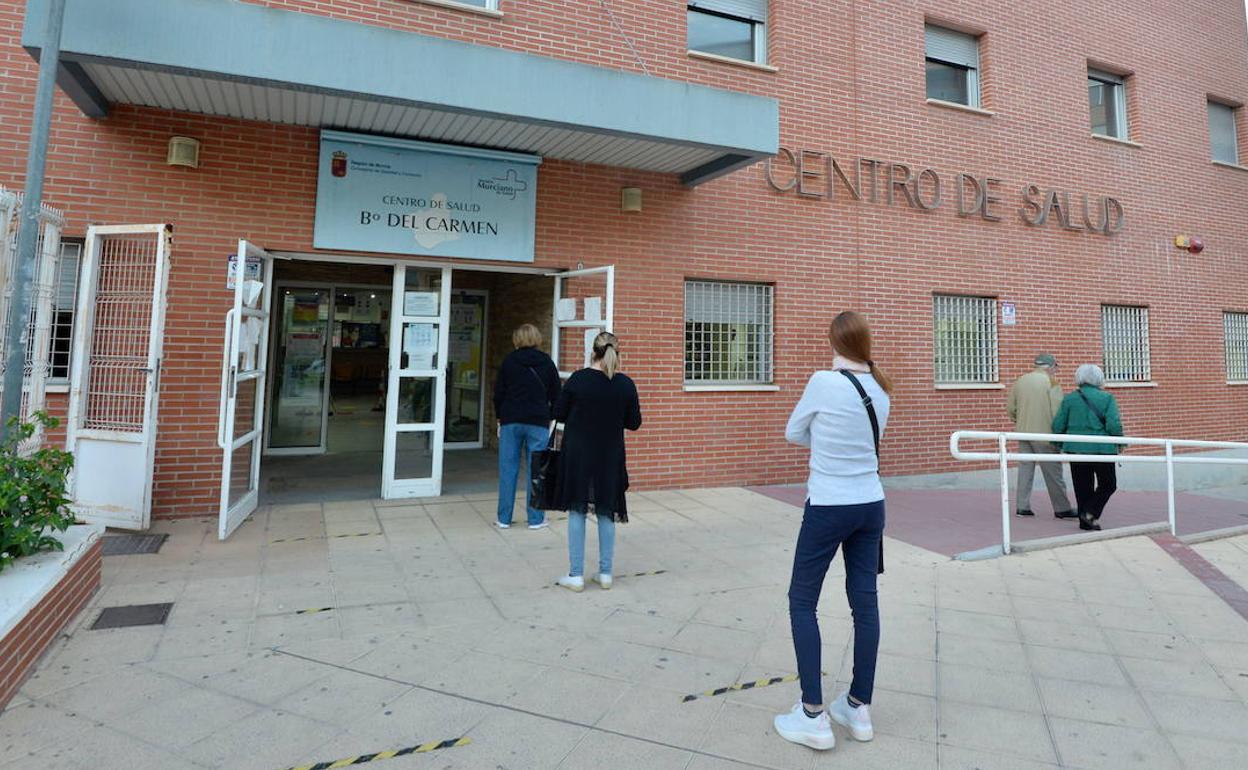 Cola de espera en el centro de salud del barrio murciano del Carmen, una de las zonas que supera una tasa de incidencia de 1.000 en las últimas dos semanas.