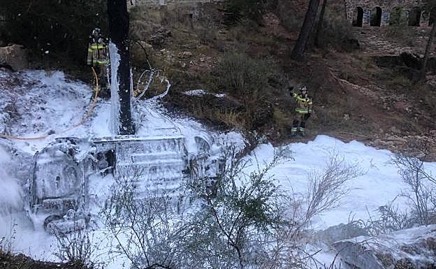Estado del vehículo y del terreno tras apagar el fuego.