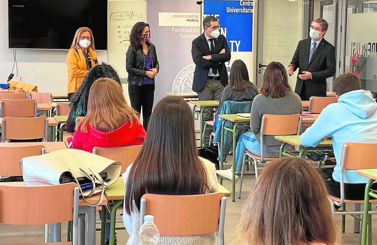 La consejera de Turismo, Juventud y Deportes, Cristina Sánchez, y el rector José Luján charlaron con alumnos del Grado en Turismo 