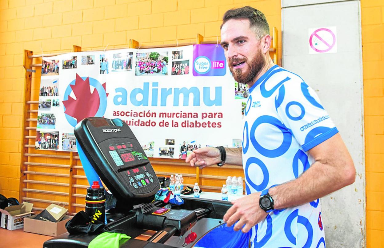 Germán Romera corre, ayer, encima de la cinta deportiva. 