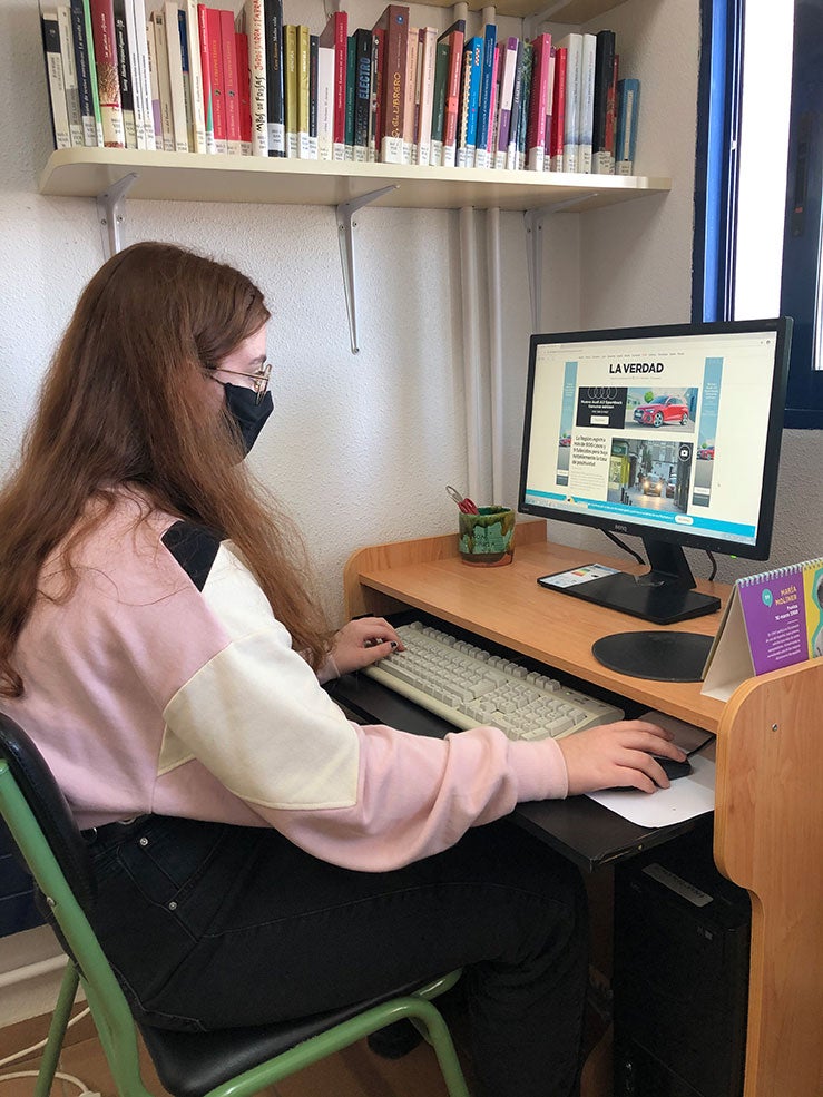 Una periodista del equipo Paloma Mensajera Digital del IES Cañada de las Eras de Molina de Segura.