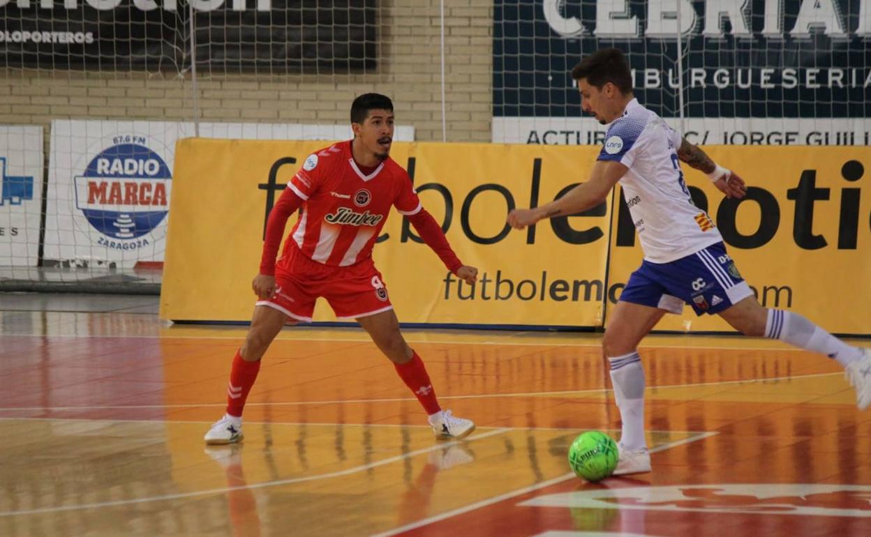 El brasileño Franklin presiona el disparo de Jamur, ayer, en el Pabellón Siglo XXI de Zaragoza. 