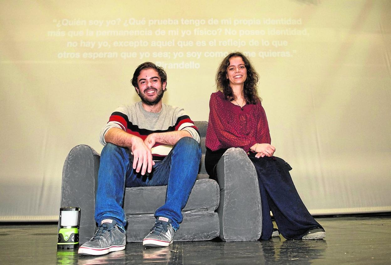 Andrés Galián y Estela Santos, creadores de 'Desarraigo', en el Centro Párraga. 