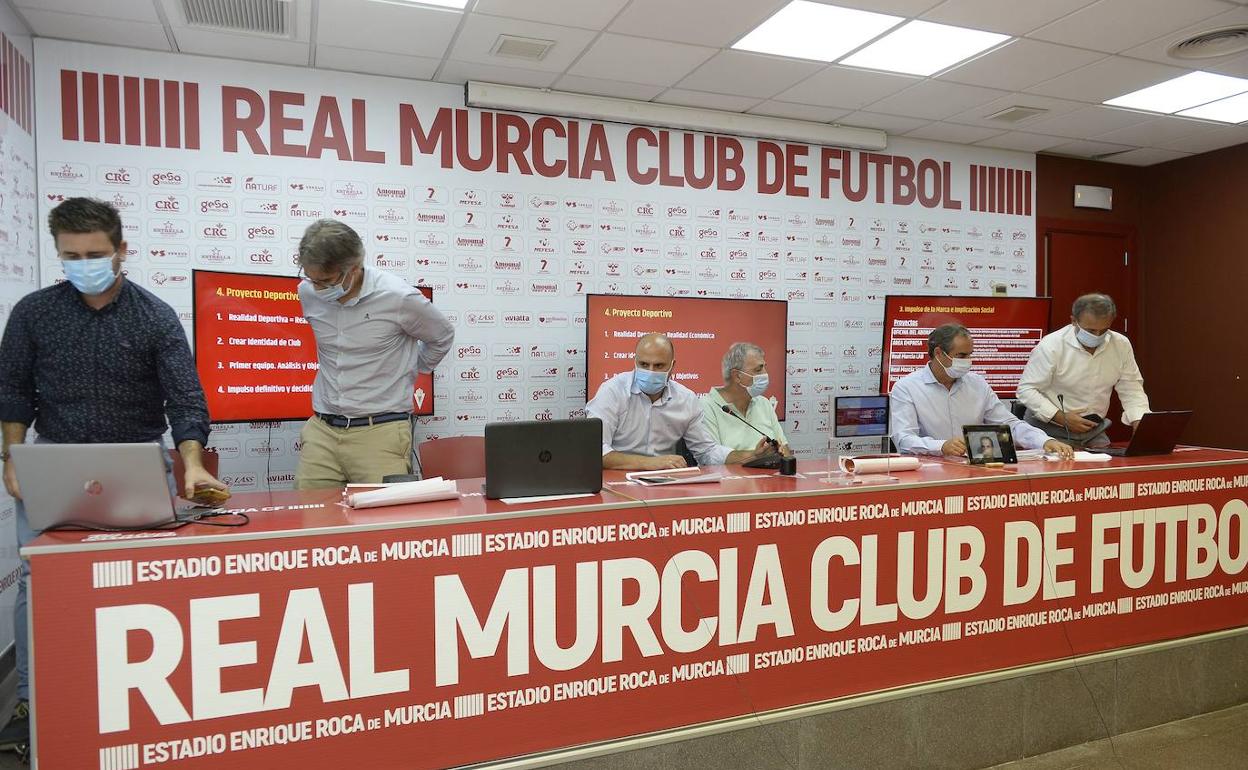 Los miembros de la directiva grana en la exposición del plan director del club el pasado 10 de septiembre.