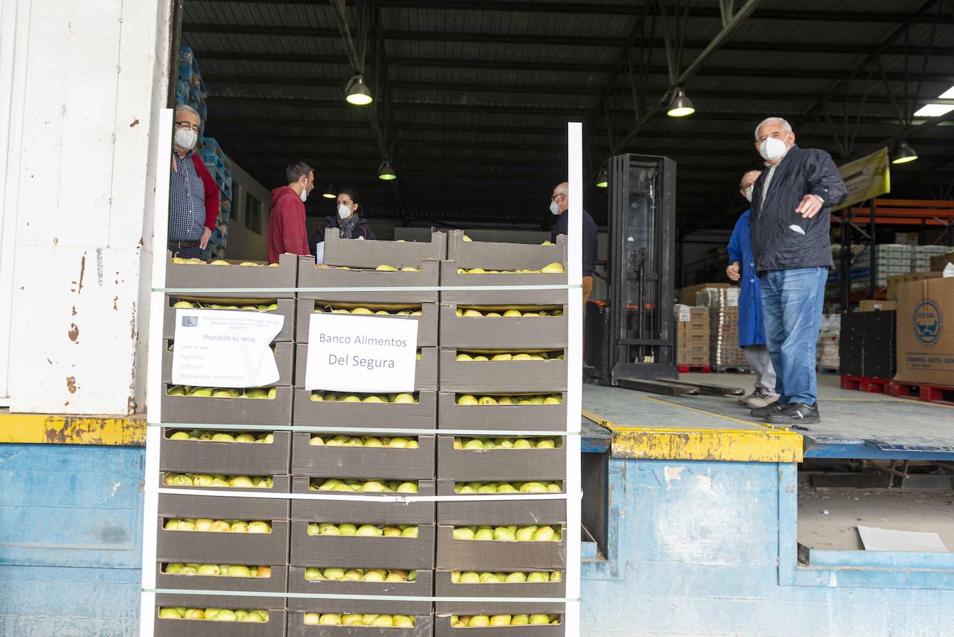 Fotos: Donación de la Junta de Vecinos de Vistabella-Abenarabi al Banco de Alimentos del Segura