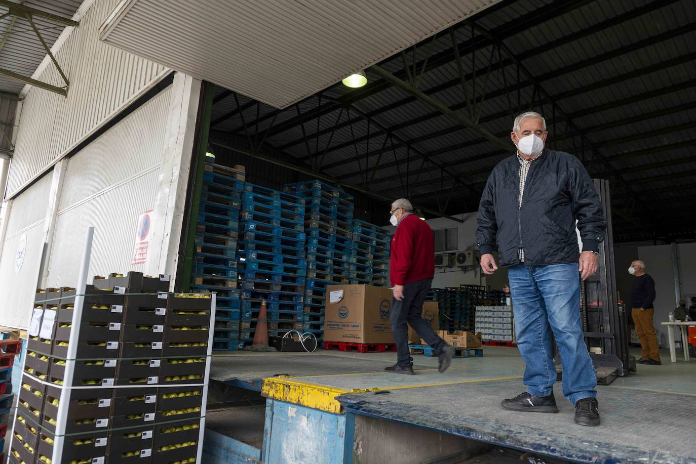 Fotos: Donación de la Junta de Vecinos de Vistabella-Abenarabi al Banco de Alimentos del Segura