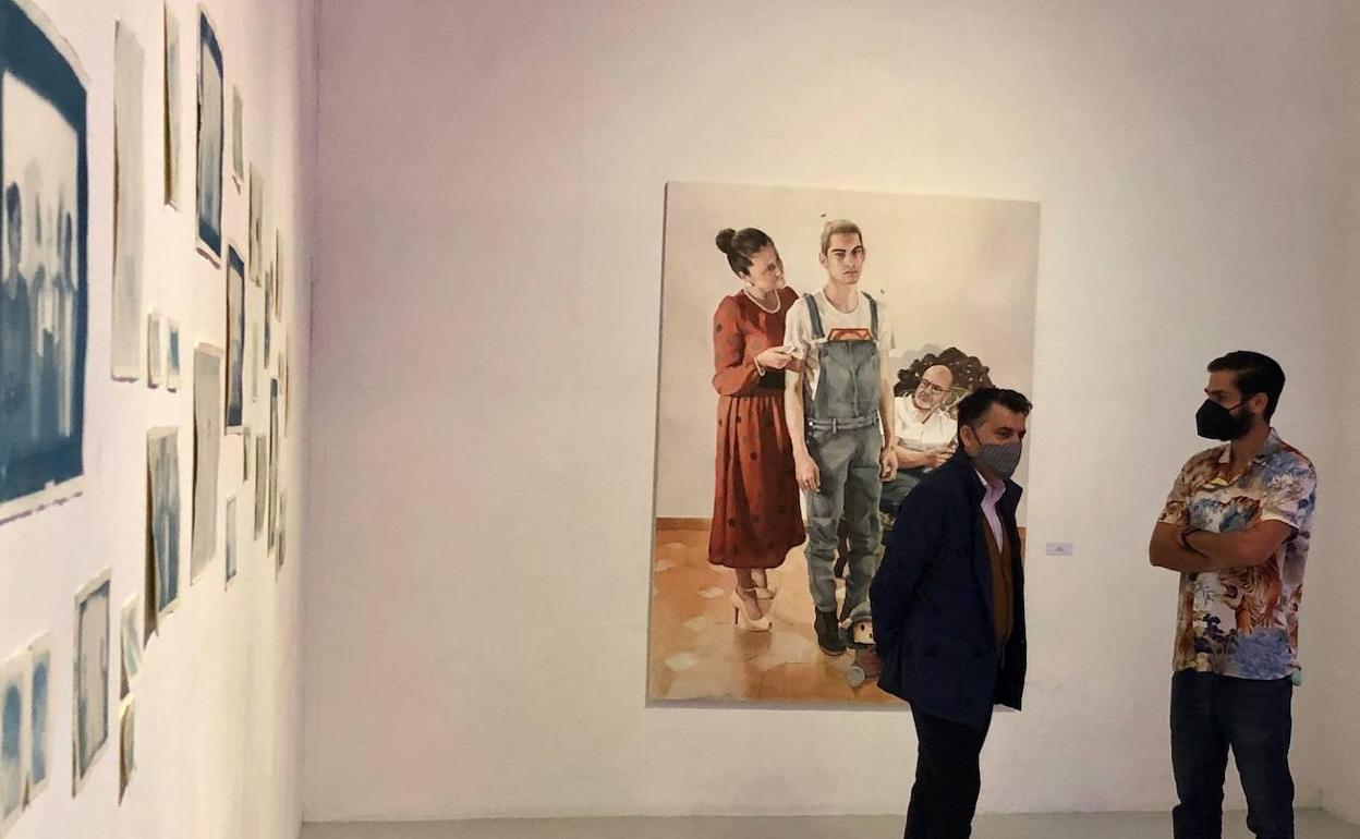 El director general de ICA, Juan Antonio Lorca, y el artirsta Jean Carlos Puerto en la exposición en el Centro Párraga. 