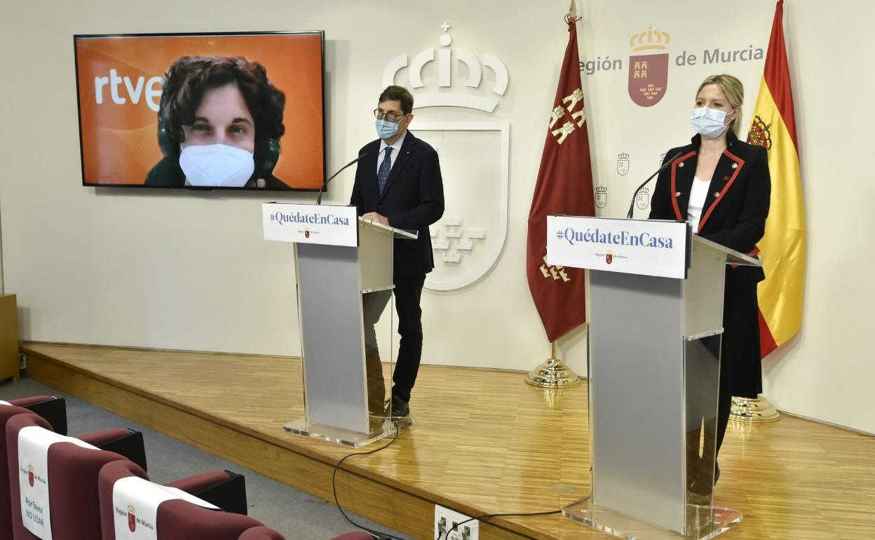 Manuel Villegas y Ana Martínez Vidal, este jueves, tras el Consejo de Gobierno.