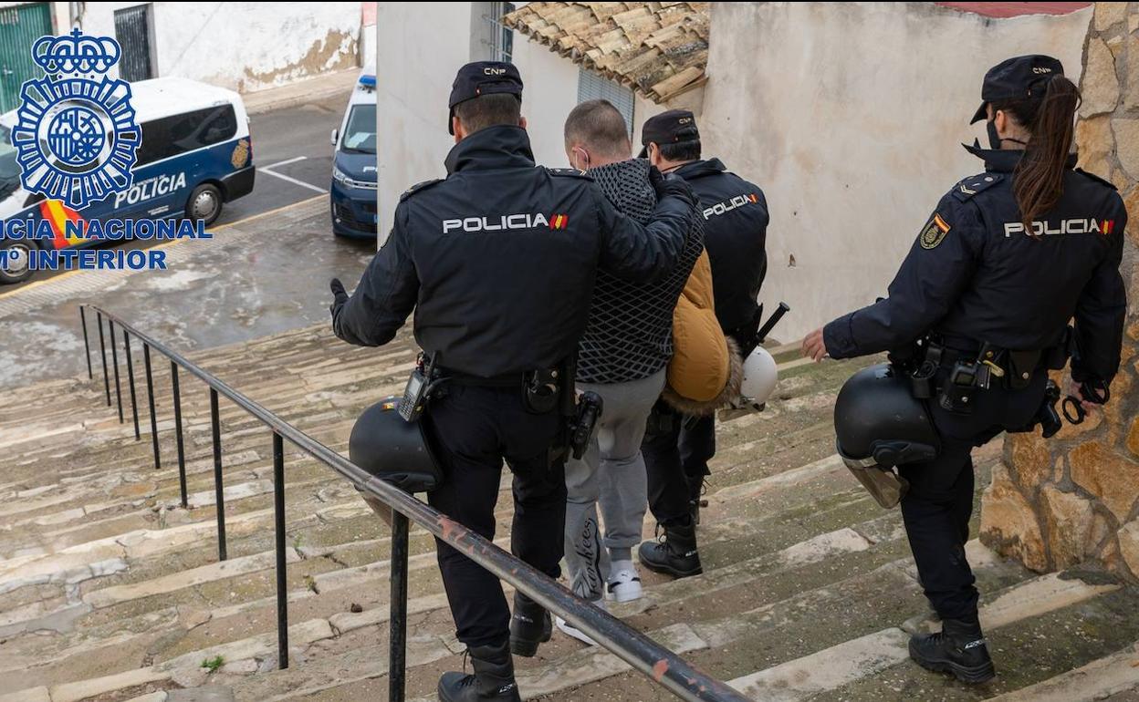 La Policía Nacional detiene a un miembro de la organización criminal. 