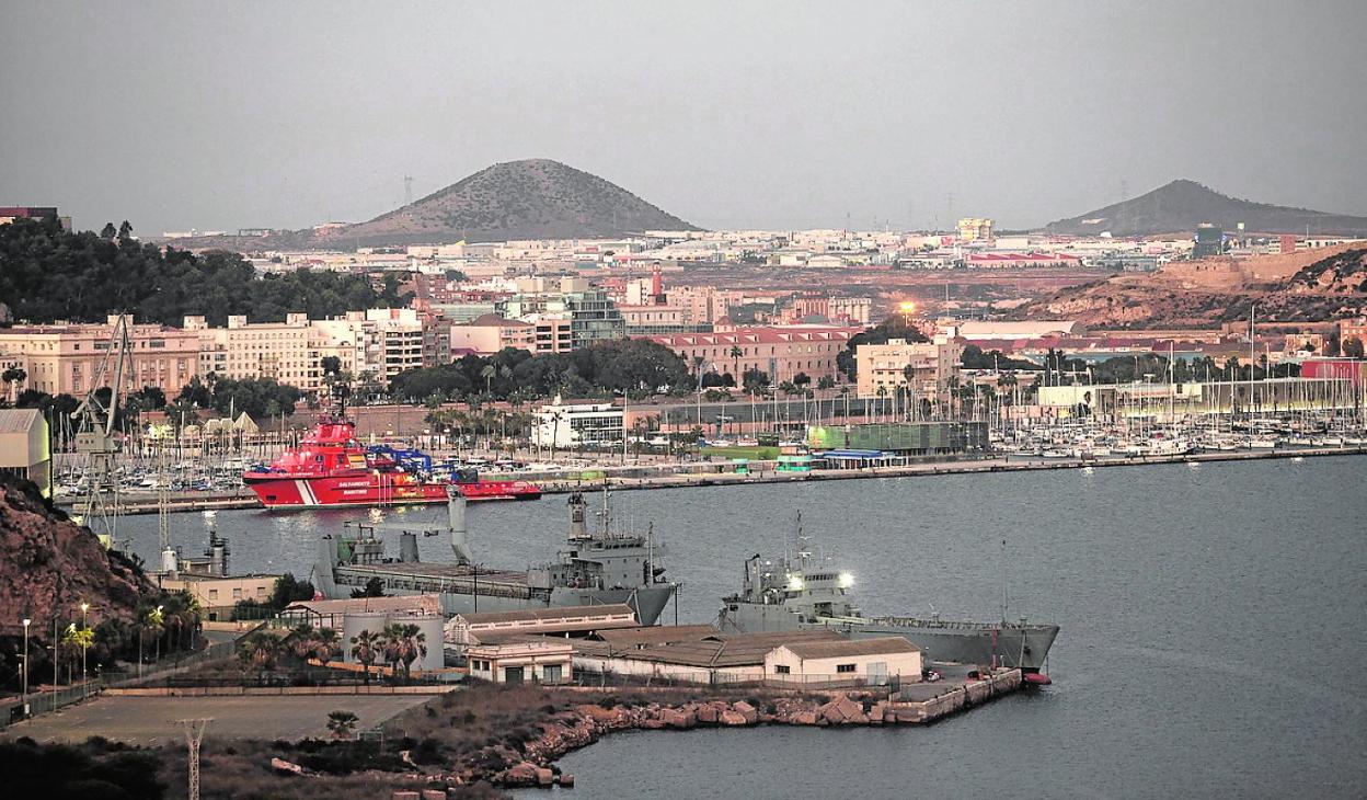 El Muelle del Carbón y el aparcamiento anexo, en primer término. 
