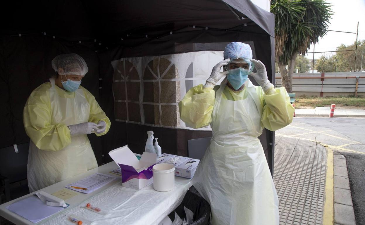 Dos sanitarios se preparan para realizar pruebas PCR en Cartagena en una imagen de archivo. 