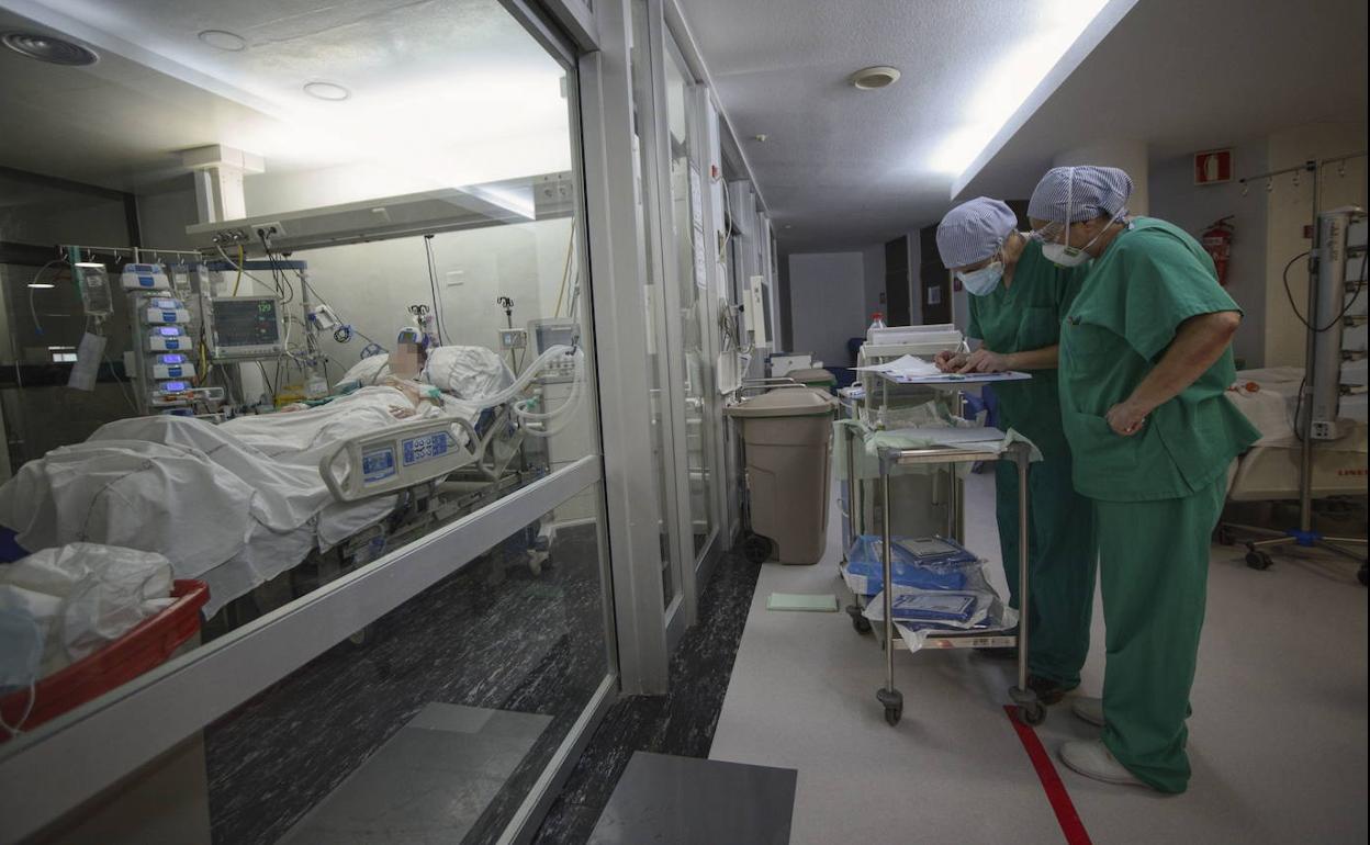 Sanitarios de la UCI del hospital Morales meseguer, en Murcia.