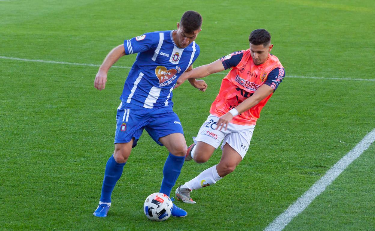 Mauro Marconato y Gastón Alonso disputan por el balón, este domingo durante el derbi regional.