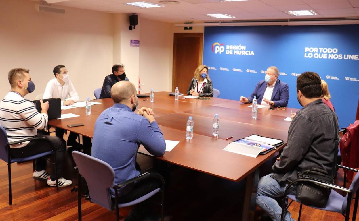 Los parlamentarios nacionales, Isabel Borrego, Francisco Bernabé y Violante Tomás reunidos con los cinco sindicatos de la Policía Nacional en la Región de Murcia. 