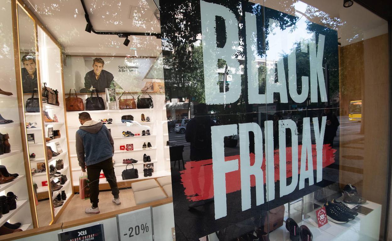Cartel de 'Black Friday' en un escaparate. 