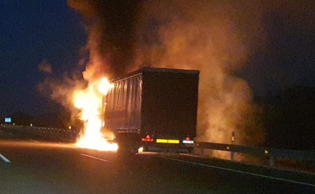 Arde la cabina de un tráiler en la A-30, a la altura de Ulea