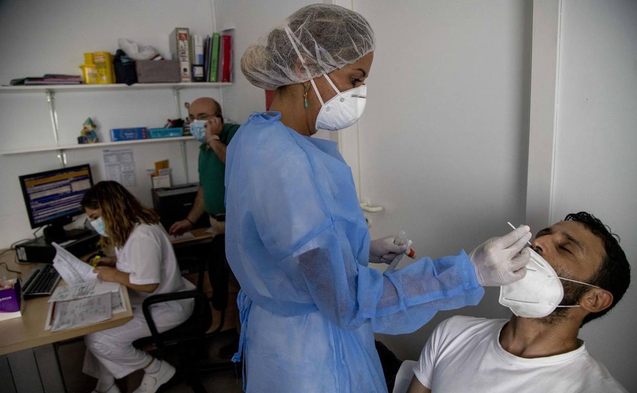 Un paciente se somete a una PCR en un centro de salud de Cartagena.